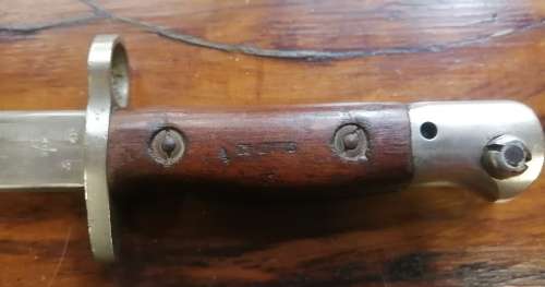 WW2 AUSTRALIAN LEE ENFIELD PATTERN MA1907 BAYONET HANDLE  SLAZ LEATHER SCABBARD BLADE LENGTH 430MM