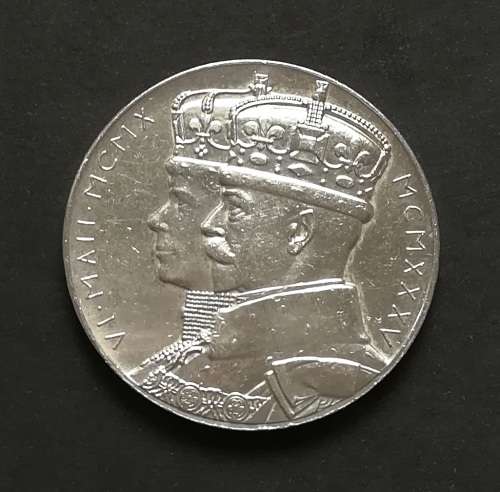 SILVER MEDALLION COMMEMORATING THE SILVER JUBILEE OF KING GEORGE (1910-1935) 15.7 GRAMS
