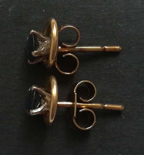 9CT GOLD AND SAPPHIRE STUD EARINGS 6MM ACROSS  1.28 GRAMS