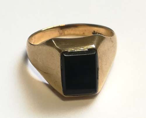 9CT GOLD SIGNET RING WITH OBLONG ONYX SIZE K1/2  TOTAL WEIGHT  3.3GRAMS