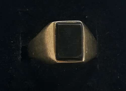 9CT GOLD SIGNET RING WITH OBLONG ONYX SIZE K1/2  TOTAL WEIGHT  3.3GRAMS