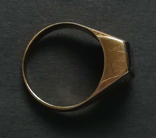 9CT GOLD SIGNET RING WITH OBLONG ONYX SIZE K1/2  TOTAL WEIGHT  3.3GRAMS