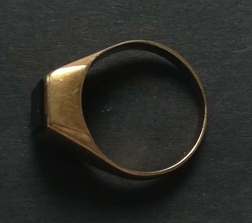 9CT GOLD SIGNET RING WITH OBLONG ONYX SIZE K1/2  TOTAL WEIGHT  3.3GRAMS