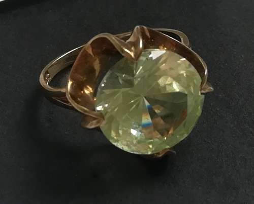 9CT GOLD DRESS RING WITH URANIUM/VASELINE GLASS SIZE K  TOTAL WEIGHT  3.8GRAMS