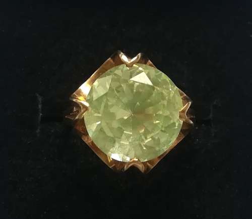 9CT GOLD DRESS RING WITH URANIUM/VASELINE GLASS SIZE K  TOTAL WEIGHT  3.8GRAMS