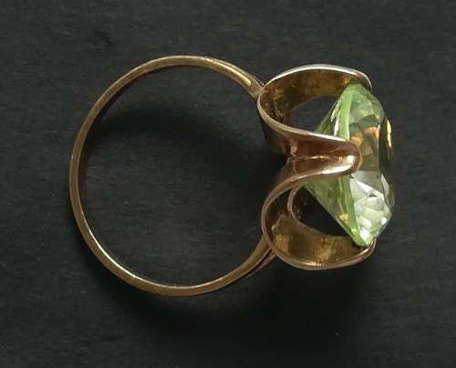 9CT GOLD DRESS RING WITH URANIUM/VASELINE GLASS SIZE K  TOTAL WEIGHT  3.8GRAMS