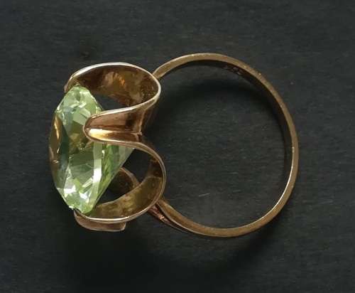 9CT GOLD DRESS RING WITH URANIUM/VASELINE GLASS SIZE K  TOTAL WEIGHT  3.8GRAMS