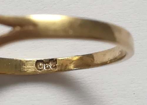 9CT GOLD DRESS RING WITH URANIUM/VASELINE GLASS SIZE K  TOTAL WEIGHT  3.8GRAMS