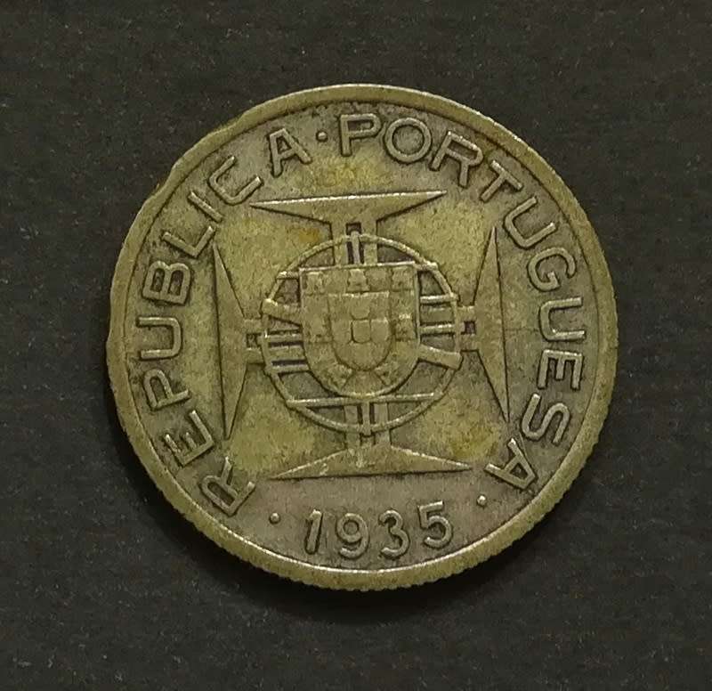 MOZAMBIQUE 1935 2.5 ESCUDOS SILVER
