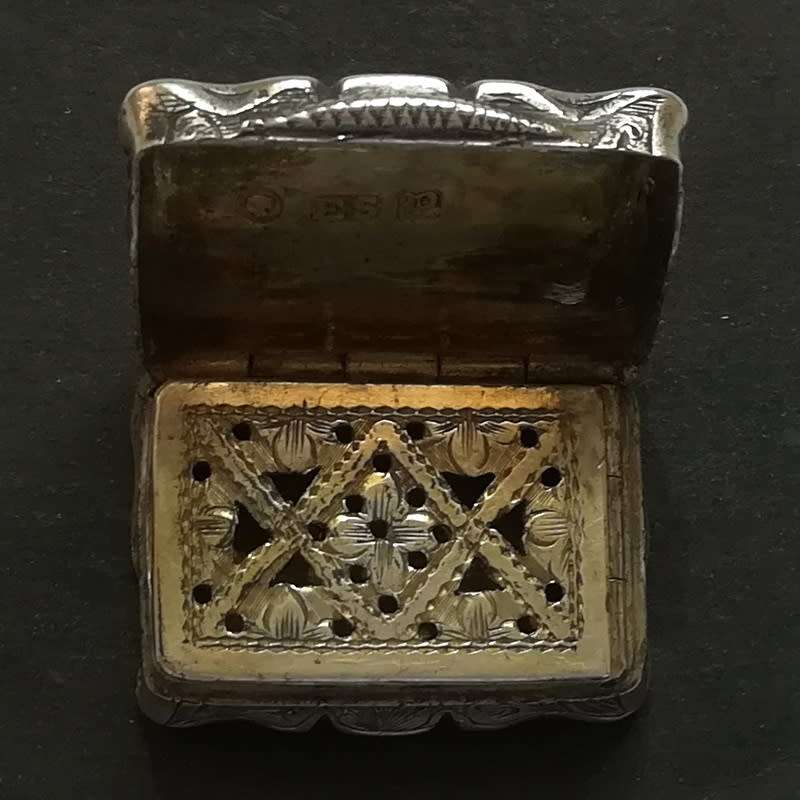 BIRMINGHAM 1847 STERLING SILVER VINAIGRETTE 26X18MM 10.2G *SOME DENTS*
