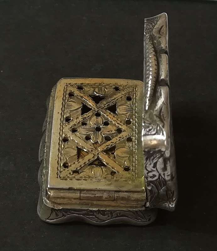 BIRMINGHAM 1847 STERLING SILVER VINAIGRETTE 26X18MM 10.2G *SOME DENTS*
