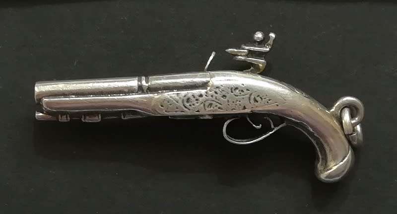 STERLING SILVER LONDON 1913 PISTOL LARGE CHARM 40MM