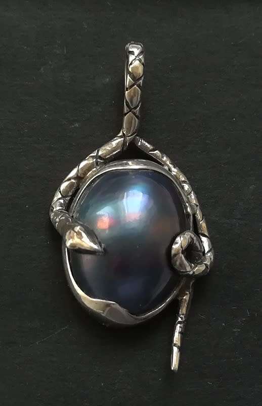 STERLING SILVER AND SHELL *SNAKE* PENDANT  20X35MM