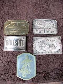 3 X MEN'S VINTAGE BELT BUCKLES AND 2 X BADGES (MOTOR BIKE AND U.S. PROPERTY)