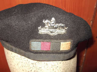 OLD SOUTH AFRICAN ARMY BLACK UMVOTI MOUNTED RIFLES BERET WITH BADGE AND CLOTH COLOUR BAR