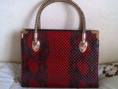 ~~~GR8 SPECIAL--STUNNING  RED HANDBAG~~~