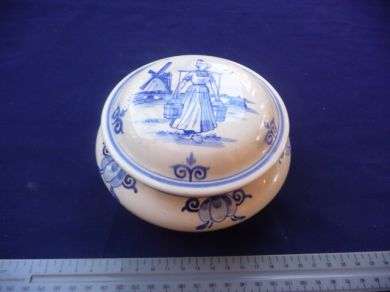 Very beautiful Bowl with lid - Delft