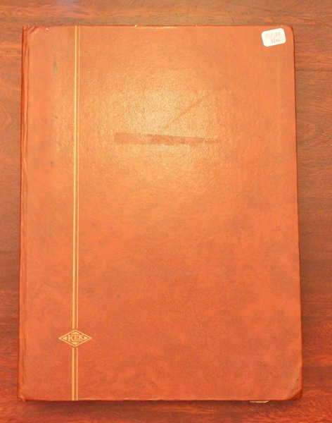 Stamp album with 32 pages and over 800 South Africa stamps