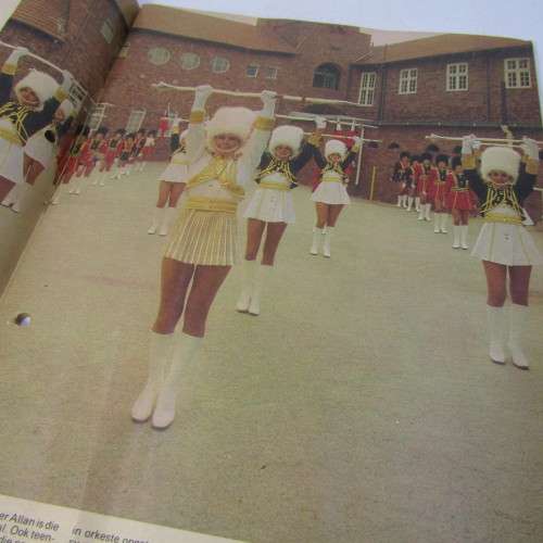 Patrys magazine - Januarie 1984 - Olivia Newton and John Travolta poster - punch holes