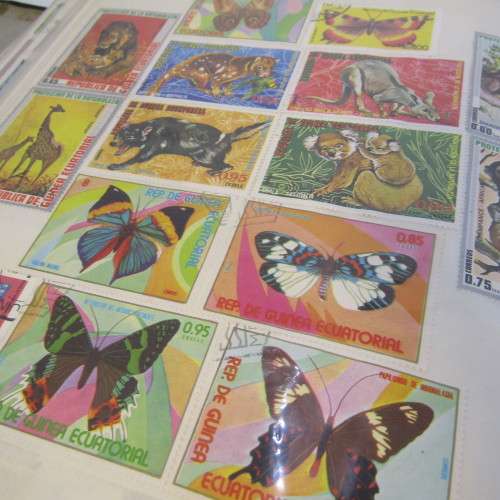 Thematic stamp collection with about 400 stamps - glued to paper