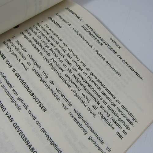 South African Army. Safety training instruction manual - Afrikaans