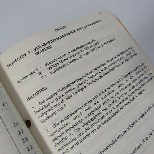 South African Army. Safety training instruction manual - Afrikaans