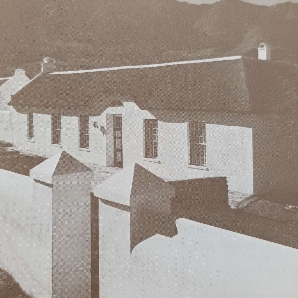 Die Historiese monumente van Suid-Afrika deur J.J Oberholster - geskenk deur Anton Rupert