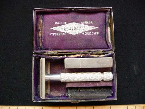 Gillette Shaver with blade holder - Original Box