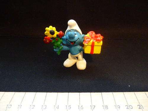 Vintage Smurf - With Flowers and a Gift
