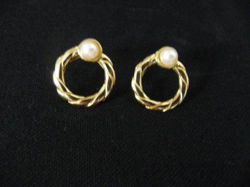 Gold Coloured Earrings with Pearls