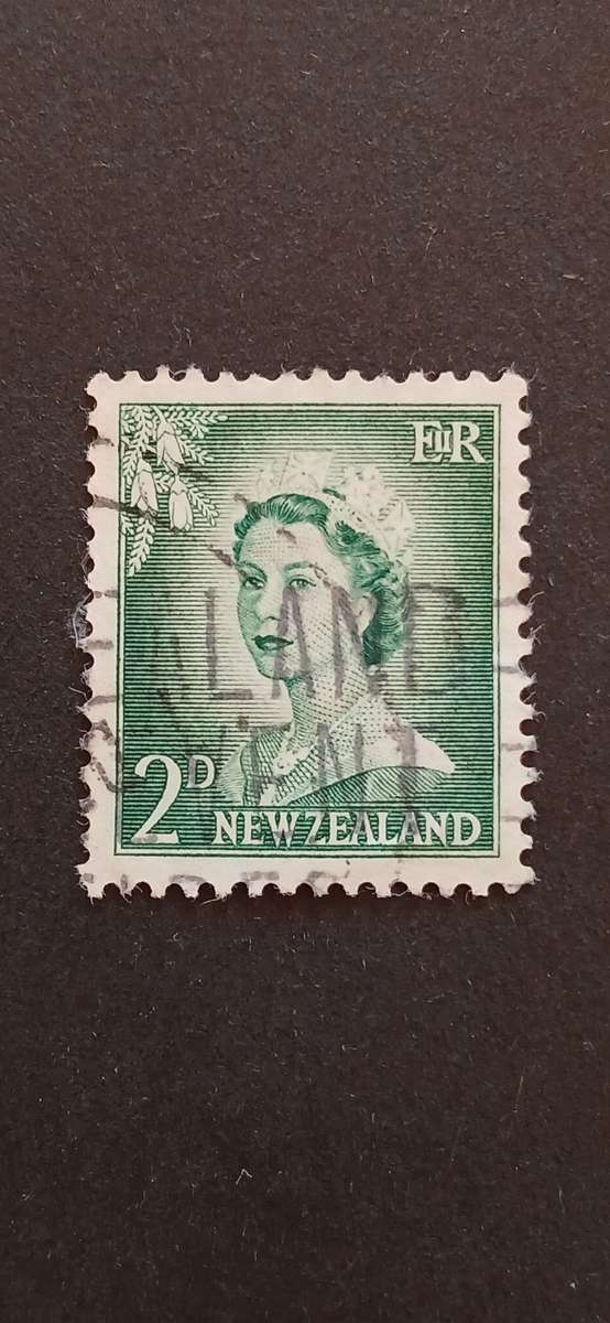 NEW ZEALAND 1955 QUEEN ELIZABETH II WITH ENLARGED NUMERALS