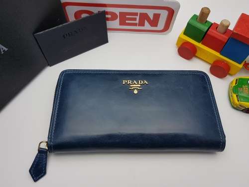 BRAND NEW 100% genuine leather PRADA DESIGNER WALLETS FOR SALE