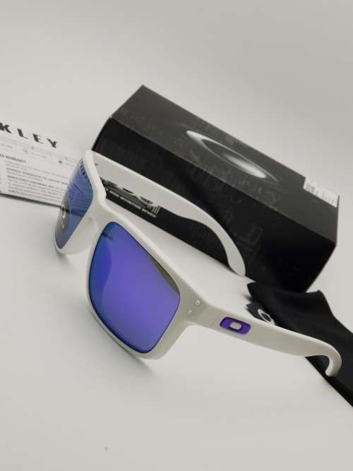 BRAND NEW OAKLEY DESIGNER SUNGLASSES  FOR SALE