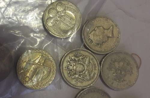 38 x ONE POUND COINS UP FOR GRABS - bid per coin to take all!!!!