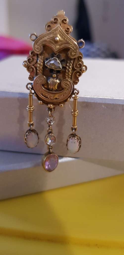 STUNNING DIAMOND, PINK SAPPHIRE & OPAL BROOCH SET IN 10CT GOLD