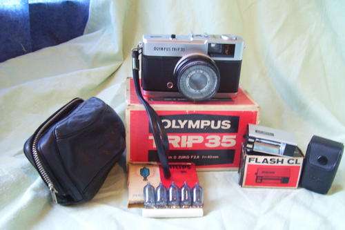 OLYMPUS TRIP 35 with leatherette bag & Flash as well as 5 new flashbulbs all still in their boxes