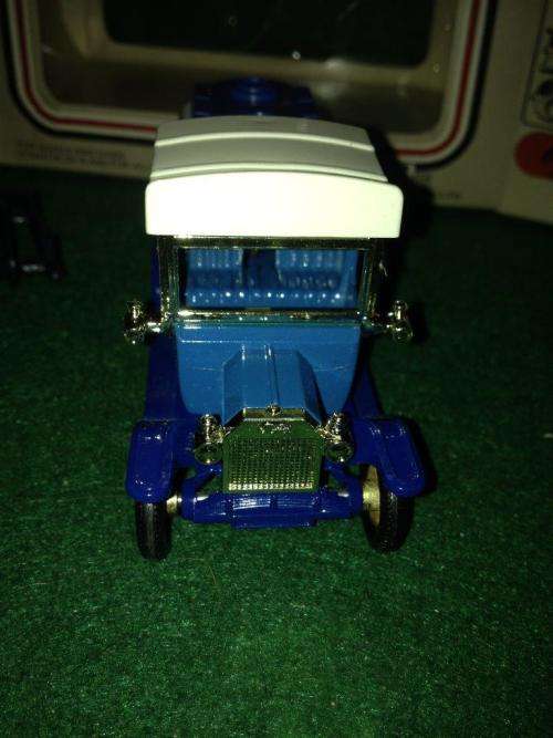 LLedo Days Gone  Model "T" Esso Oil Tanker with figures