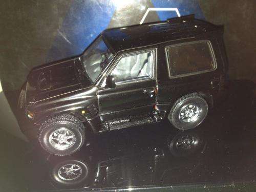 Auto art - Mitsubishi Pajero in a Mercedes Benz G-Wagon SWB 80`s-90`s box (NOS)