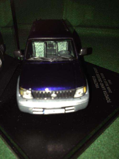 Vitesse - Toyota Land Cruiser Short Dark Blue & Silver 1998 - 1:43 Scale