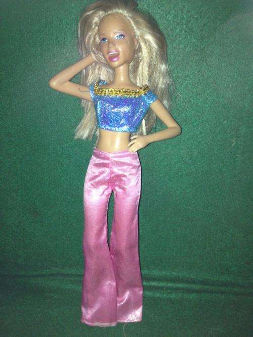 Barbie Mattel Doll 2005 - Has a Socket in her back