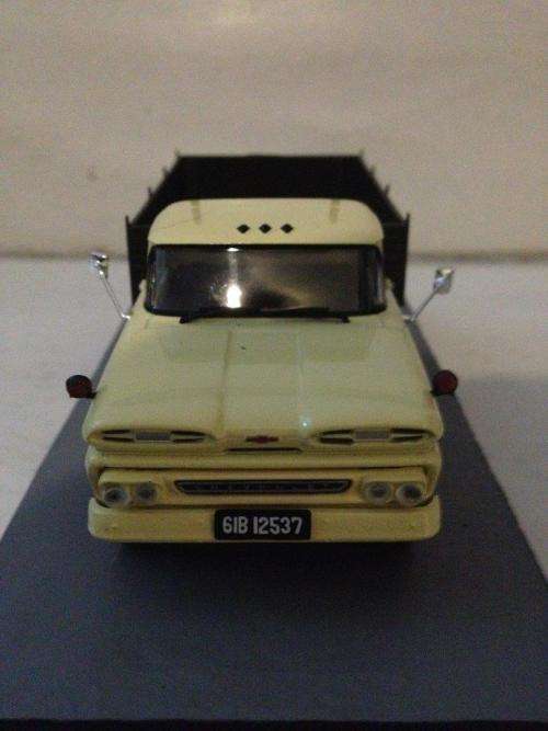 Chevrolet Apache C30 One-Ton Truck - From Russia With Love - James Bond C.C no126 1:43