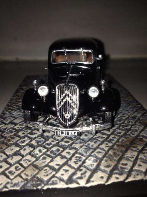 Citroen Traction Avant - From Russia With Love - James Bond Car Collection no40 1:43 Scale Die Cast