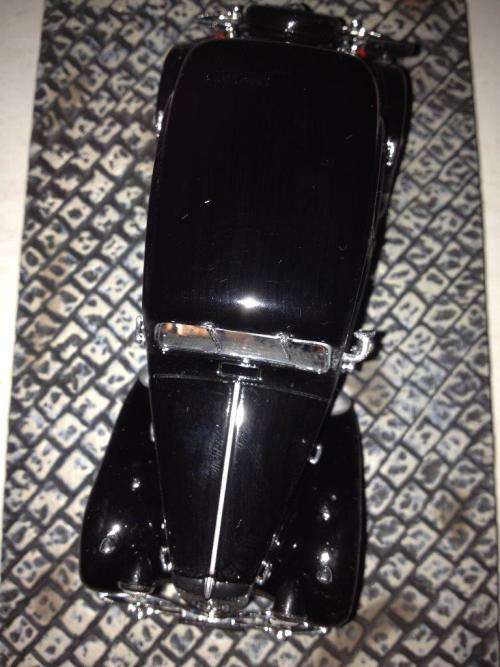 Citroen Traction Avant - From Russia With Love - James Bond Car Collection no40 1:43 Scale Die Cast