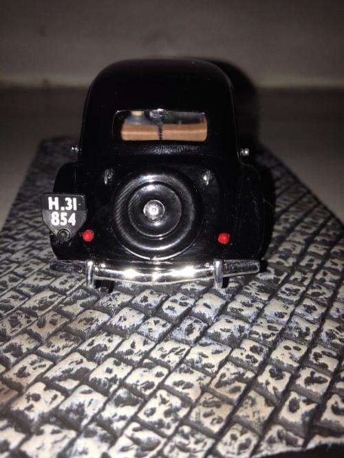 Citroen Traction Avant - From Russia With Love - James Bond Car Collection no40 1:43 Scale Die Cast