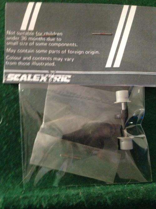 Scalextric Micro - Rear Axle Assembly, 2 x rear 2 x Front Tyres Pack   1:64 Scale (NOS)