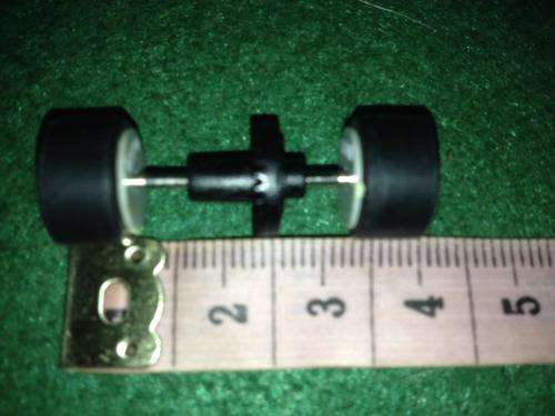 Scalextric Micro - Rear Axle Assembly, 2 x rear 2 x Front Tyres Pack   1:64 Scale (NOS)