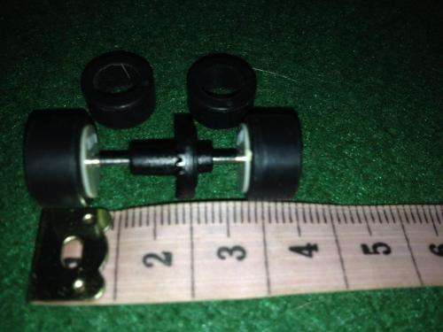 Scalextric Micro - Rear Axle Assembly, 2 x rear 2 x Front Tyres Pack   1:64 Scale (NOS)
