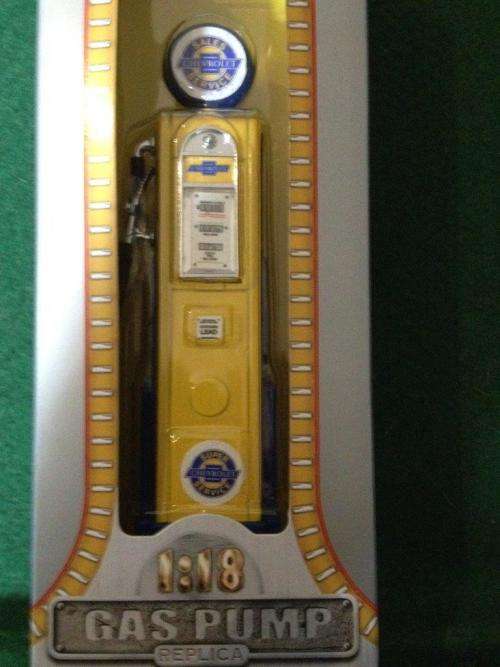 Road Signature - Sales Chevrolet Service Gas Pump Replica 1:18 Scale