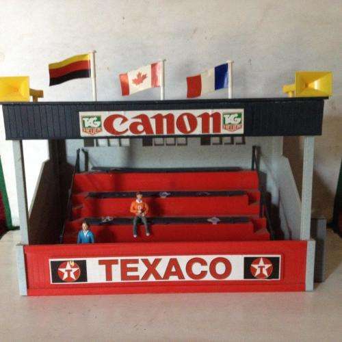 Scalextric Grandstand + 2 spectators  C636 cira 1990's 1:32 Scale