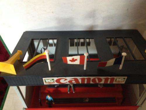 Scalextric Grandstand + 2 spectators  C636 cira 1990's 1:32 Scale